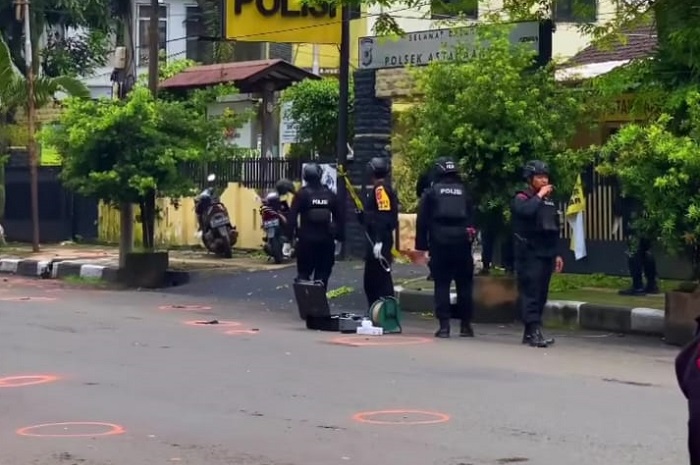 Tangkapan layar, Peristiwa bom bunuh diri di area Polsek Astanaanyar. (Instagram.com/@infobandungkota)
