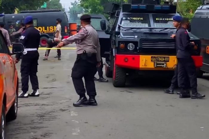 Tangkapan layar, Peristiwa bom bunuh diri di area Polsek Astanaanyar. (Instagram.com/@infobandungkota)
