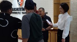 Pengacara Kamaruddin Simanjuntak buktikan ucapannya dengan membawa bukti sekoper bukti ke Bareskrim Polri. (Dok. Ist)
