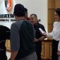 Pengacara Kamaruddin Simanjuntak buktikan ucapannya dengan membawa bukti sekoper bukti ke Bareskrim Polri. (Dok. Ist)
