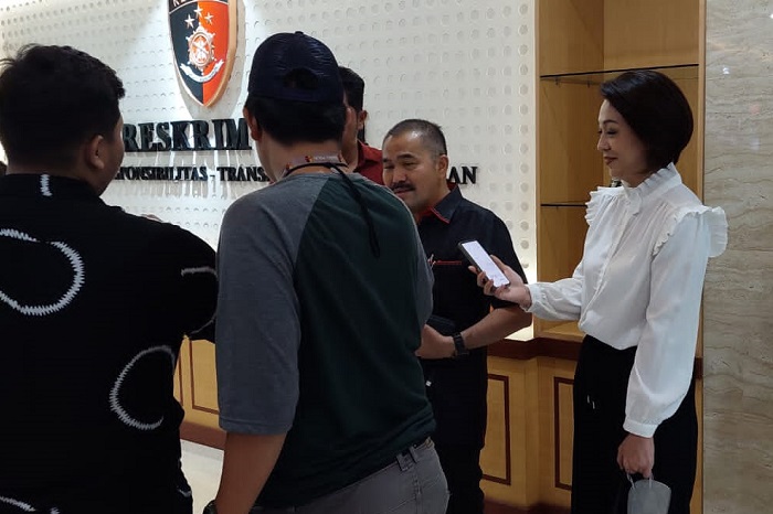 Pengacara Kamaruddin Simanjuntak buktikan ucapannya dengan membawa bukti sekoper bukti ke Bareskrim Polri. (Dok. Ist)