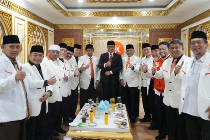 Anies Baswedan bersama dengan keluarga besar Partai Keadilan Sejahtera (PKS). (Instagram.com/@aniesbaswedan)