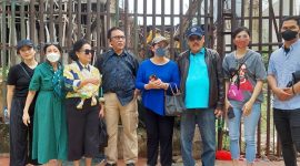 Lenny Gunarti Hidayat foto bersama keluarganya di lokasi lahan eksekusi miliknya. (Dok. Ist)
