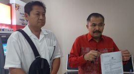 Kamaruddin Simanjuntak usai lapor di SPKT Bareskrim Polri bersama kliennya, Jhon Wimin. (Dok. Ist)