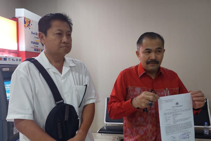 Kamaruddin Simanjuntak usai lapor di SPKT Bareskrim Polri bersama kliennya, Jhon Wimin. (Dok. Ist)