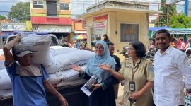 Dinperindag Kabupaten Purbalingga bekerjasama dengan Bulog melakukan Operasi Pasar Murni (OPM) Beras di Pasar Tradisional Bobotsari.  (Dok. Purbalinggakab.go.id)
