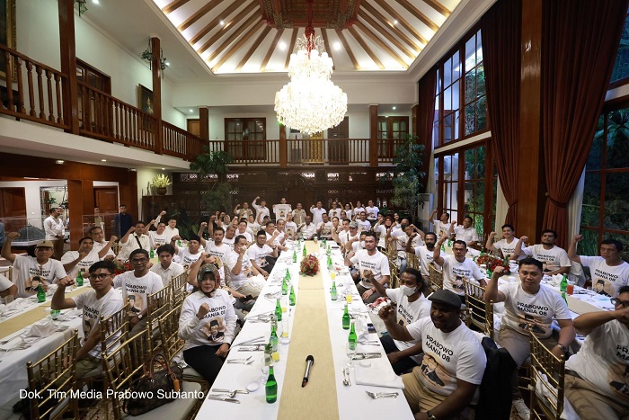 Relawan Jokowi Mania (JOMAN) mendatangi rumah Ketua Umum Partai Gerindra Prabowo Subianto. (Dok. Tim Media Prabowo Subianto)
