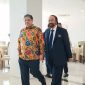 Ketua Umum Partai NasDem Surya Paloh berjabat tangan dengan Ketua Umum Partai Golkar Airlangga Hartarto. (Instagram.com/@official_nasdem) 