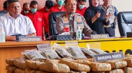 Kapolres Metro Jakarta Pusat Kombes Pol Komarudin memberikan keterangan pers di Kantor Polrestro Jakarta Pusat Kemayoran. (Instagram.com/@polresmetrojakartapusat) 

