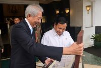 Menteri Pertahanan RI Prabowo Subianto menerima kunjungan kehormatan Menteri Senior dan Menteri Koordinator Keamanan Nasional Singapura Teo Chee Hean. (Instagram.com/@prabowo) 

