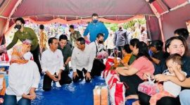 PJ Gubernur DKI Jakarta Heru Budi Hartono bersama Presiden Republik Indonesia Joko Widodo dan Menteri Badan Usaha Milik Negara (BUMN) Erick Thohir meninjau kebakaran di Depo Pertamina Plumpang. (Instagram.com/@sekretariat.kabinet) 
