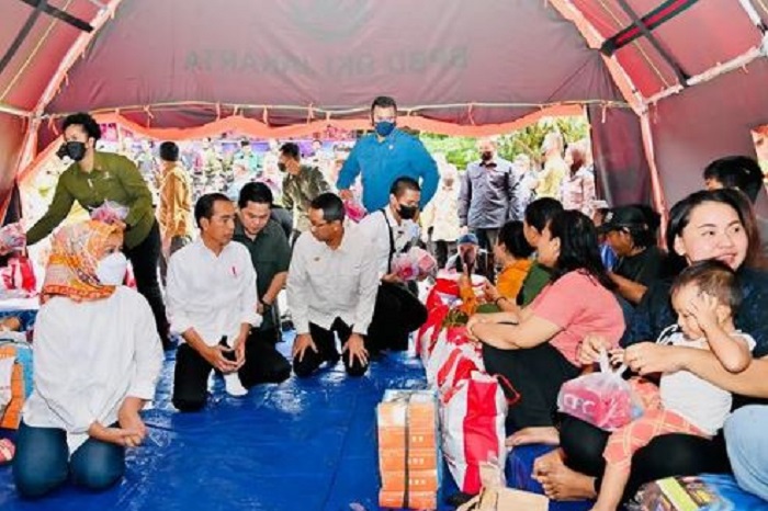 PJ Gubernur DKI Jakarta Heru Budi Hartono bersama Presiden Republik Indonesia Joko Widodo dan Menteri Badan Usaha Milik Negara (BUMN) Erick Thohir meninjau kebakaran di Depo Pertamina Plumpang. (Instagram.com/@sekretariat.kabinet) 