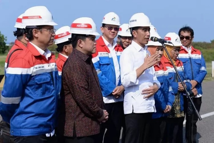 Presiden Jokowi bersama Menteri BUMN Erick Thohir, Komisaris Utama Basuki Tjahaja Purnama (Ahok), dan Direktur Utama Pertamina Nicke Widyawati. (Dok. Setpres)