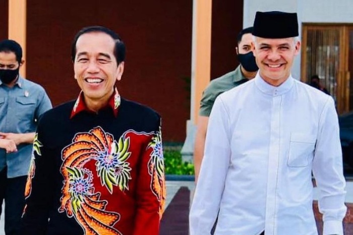 Presiden Jokowi terlihat bahagia usai Ganjar Pranowo dicapreskan oleh Ketua Umum PDIP Megawati Soekarnoputri. (Foto Instagram.com/@_yusufmuhammad_)