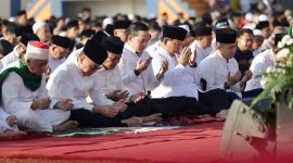 Menteri Pertahanan RI Prabowo Subianto menyapa dan beramah tamah dengan warga sekitar Kampung Cikalong Wetan, Bandung Barat, Jawa Barat. (Dok. Tim Media Prabowo Subianto)