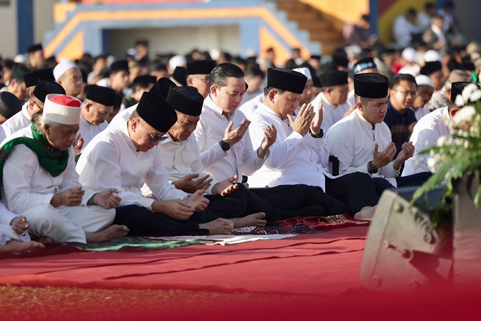 Menteri Pertahanan RI Prabowo Subianto menyapa dan beramah tamah dengan warga sekitar Kampung Cikalong Wetan, Bandung Barat, Jawa Barat. (Dok. Tim Media Prabowo Subianto)