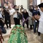Ketua Umum Partai Gerindra Prabowo Subianto melayat ke rumah duka Wakil Ketua Umum Partai Gerindra Desmond Junaidi Mahesa. (Dok. Tim Media Prabowo Subianto)

