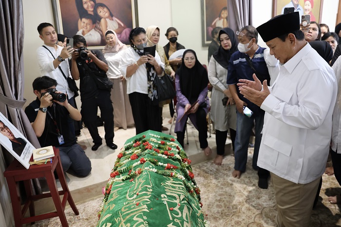 Ketua Umum Partai Gerindra Prabowo Subianto melayat ke rumah duka Wakil Ketua Umum Partai Gerindra Desmond Junaidi Mahesa. (Dok. Tim Media Prabowo Subianto)

