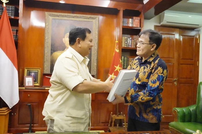 Ketua Umum Partai Gerindra Prabowo Subianto bersama Politikus PDI Perjuangan Budiman Sudjatmiko. (Instagram.com/@gerindra)