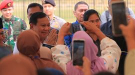 Menteri Pertahanan RI Prabowo Subianto disambut antusiasme warga saat hadir mendampingi Presiden Joko Widodo menghadiri acara “Pasar Rakyat Kota Malang”.  (Dok. Tim Media Prabowo)