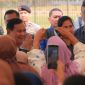 Menteri Pertahanan RI Prabowo Subianto disambut antusiasme warga saat hadir mendampingi Presiden Joko Widodo menghadiri acara “Pasar Rakyat Kota Malang”.  (Dok. Tim Media Prabowo)