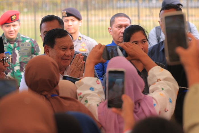 Menteri Pertahanan RI Prabowo Subianto disambut antusiasme warga saat hadir mendampingi Presiden Joko Widodo menghadiri acara “Pasar Rakyat Kota Malang”.  (Dok. Tim Media Prabowo)