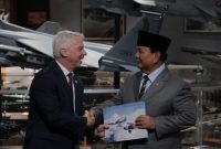 Menteri Pertahanan RI Prabowo Subianto menyaksikan penandatanganan nota kesepahaman atau MoU komitmen pembelian 24 unit pesawat tempur F-15EX baru dari Amerika Serikat (AS). (Dok. Tim Media Prabowo Subianto)