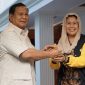 Ketua Umum Partai Gerindra Prabowo Subianto menyambut kehadiran putri almarhum Presiden keempat RI Abdurrahman Wahid atau Gus Dur, Yenny Wahid. (Dok. Tim Media Prabowo Subianto) 
