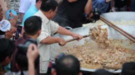 Calon Presiden Nomor Urut 2, Prabowo Subianto Mencicipi Opor Ayam Chef Bobon. (Dok. Tim Media Prabowo-Gibran)

