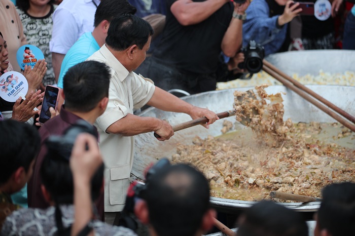 Calon Presiden Nomor Urut 2, Prabowo Subianto Mencicipi Opor Ayam Chef Bobon. (Dok. Tim Media Prabowo-Gibran)

