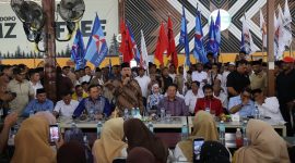 Calon Presiden nomor urut 2, Prabowo Subianto Ngopi Bareng Warga dan Relawan di Kedai Kopi Aceh. (Dok. Tim Media Prabowo-Gibran)

