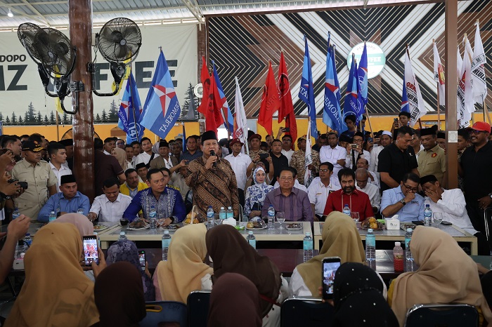 Calon Presiden nomor urut 2, Prabowo Subianto Ngopi Bareng Warga dan Relawan di Kedai Kopi Aceh. (Dok. Tim Media Prabowo-Gibran)

