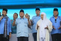 Calon Presiden Prabowo Subianto bersama Muhammad Luthfi bin Yahya dalam acara Ndaru Bersholawat di Serang, Banten. (Dok. TKN Prabowo Gibran)