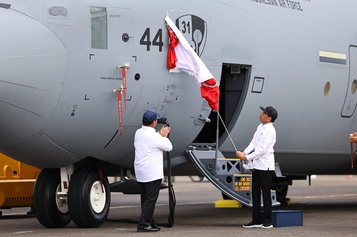 Presiden Joko Widodo dan Menteri Pertahanan RI Prabowo Subianto menghadiri acara Penyerahan Pesawat C-130J-30 Super Hercules di Lanud Halim Perdana Kusuma. (Dok. Tim Media Prabowo Subianto)

