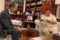 Duta Besar (Dubes) Inggris untuk Indonesia Dominic Jermey mengucapkan selamat kepada calon presiden Prabowo Subianto. (Dok. Tim Media Prabowo)