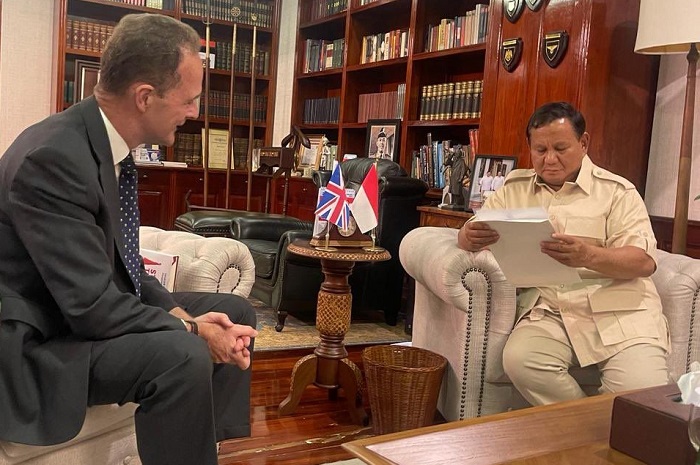 Duta Besar (Dubes) Inggris untuk Indonesia Dominic Jermey mengucapkan selamat kepada calon presiden Prabowo Subianto. (Dok. Tim Media Prabowo)