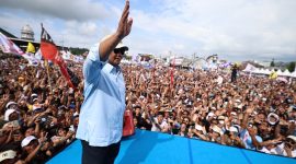 Calon presiden nomor urut 2, Prabowo Subianto menyapa puluhan ribu masyarakat Sulawesi Utara dalam acara yang digelar di Lapangan Schwarz, Langowan. (Dok. TKN Prabowo Gibran)

