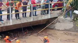 Tim gabungan melaksanakan pembersihan saluran air. (Dok. BPBD Kab. Lampung Selatan)