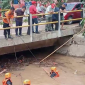 Tim gabungan melaksanakan pembersihan saluran air. (Dok. BPBD Kab. Lampung Selatan)