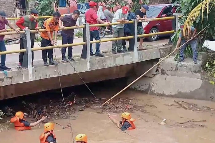 Tim gabungan melaksanakan pembersihan saluran air. (Dok. BPBD Kab. Lampung Selatan)