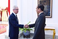 Presiden Joko Widodo menerima delegasi Apple di Istana Merdeka. (Facebook.com/@Setkab RI)