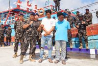 Kementerian Kelautan dan Perikanan (KKP) menangkap kapal Indonesia membantu Kapal Ikan Asing (KIA) yang melakukan aksi penangkapan ikan ilegal. (Dok. Kkp.go.id)