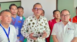 Foto : Ketua BNSP Syamsi Hari, bersama peserta sertifikasi welder CPMI tujuan Korea Selatan di LPK Geweld Batam. Sertifikasi yang berlangsung pada 14-16 Juni 2024. (Doc.Ist)