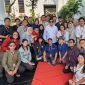 Menteri Pertahanan (Menhan) RI sekaligus presiden terpilih periode 2024-2029 Prabowo Subianto berswafoto bersama wartawan Istana Negara. (Dok. Tim Media Prabowo)