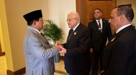 Presiden Indonesia terpilih 2024-2029, Prabowo Subianto bertemu Presiden Palestina, Mahmoud Abbas di sela KTT. (Dok. Tim Media Prabowo)