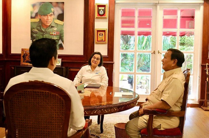 Menteri Keuangan Sri Mulyani Indrawati bersama Wakil Menteri Keuangan II Thomas Djiwandono menemui Presiden terpilih Prabowo Subianto. (Facebook.com @Sri Mulyani Indrawati)