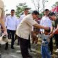 Presiden RI Prabowo Subianto Bercengkrama dengan Warga saat melakukan pencoblosan untuk Pilkada 2024 di Bojong Koneng. (Dok. Tim Media Prabowo)