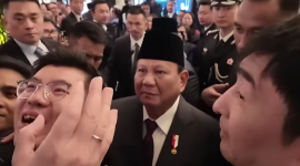 Para mahasiswa Indonesia yang kuliah di Beijing antusias menyambut kedatangan Presiden RI Prabowo Subianto. (Dok. Tangkapan Layar Youtube Rudy Chen)

