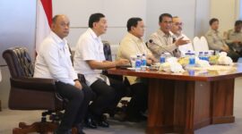 Presiden Prabowo turun dari kendaraan dan disambut langsung oleh Menteri Pertanian (Mentan) Andi Amran Sulaiman. (Dok. Kementerian Pertanian)

