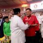 Presiden Prabowo Subianto yang juga Ketua Umum (Ketum) DPP partai Gerindra menyapa dan memeluk perwakilan dari partai PDI Perjuangan Olly Dondokambey. (Facebook.com @Prabowo Subianto)

